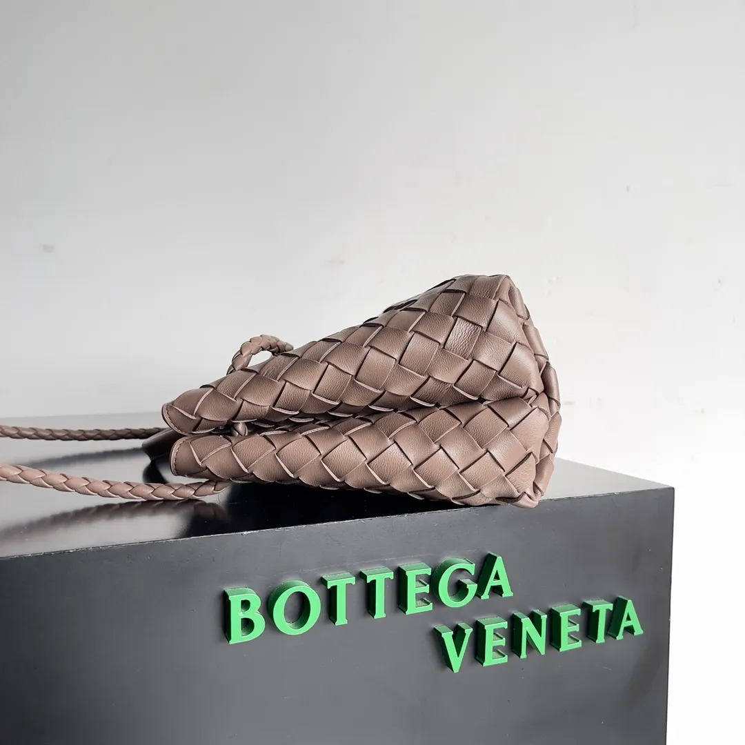 BV 1960 BV Lin Xinru, Ken Dou, Zhou Yutong, Zhu Zhu and other similar models, Andiamo Italian Let'go's new horizontal version design is more refined and elegant. The horizontal version presents a light and fashionable feeling that is more suitable for the body shape of Asian girls. The actual upper body is really awesome! Practicality and elegance coexist! 🉑️Carry it by hand, shoulder or crossbody, the law of true fragrance🥳 Style number: 754990 Size: 29*10*18